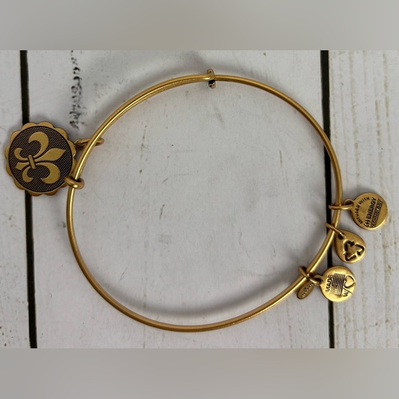 ALEX & ANI Gold Tone Fleur De Lis Scalloped Edge Charm Bracelet Adjustable Boho - Picture 1 of 4